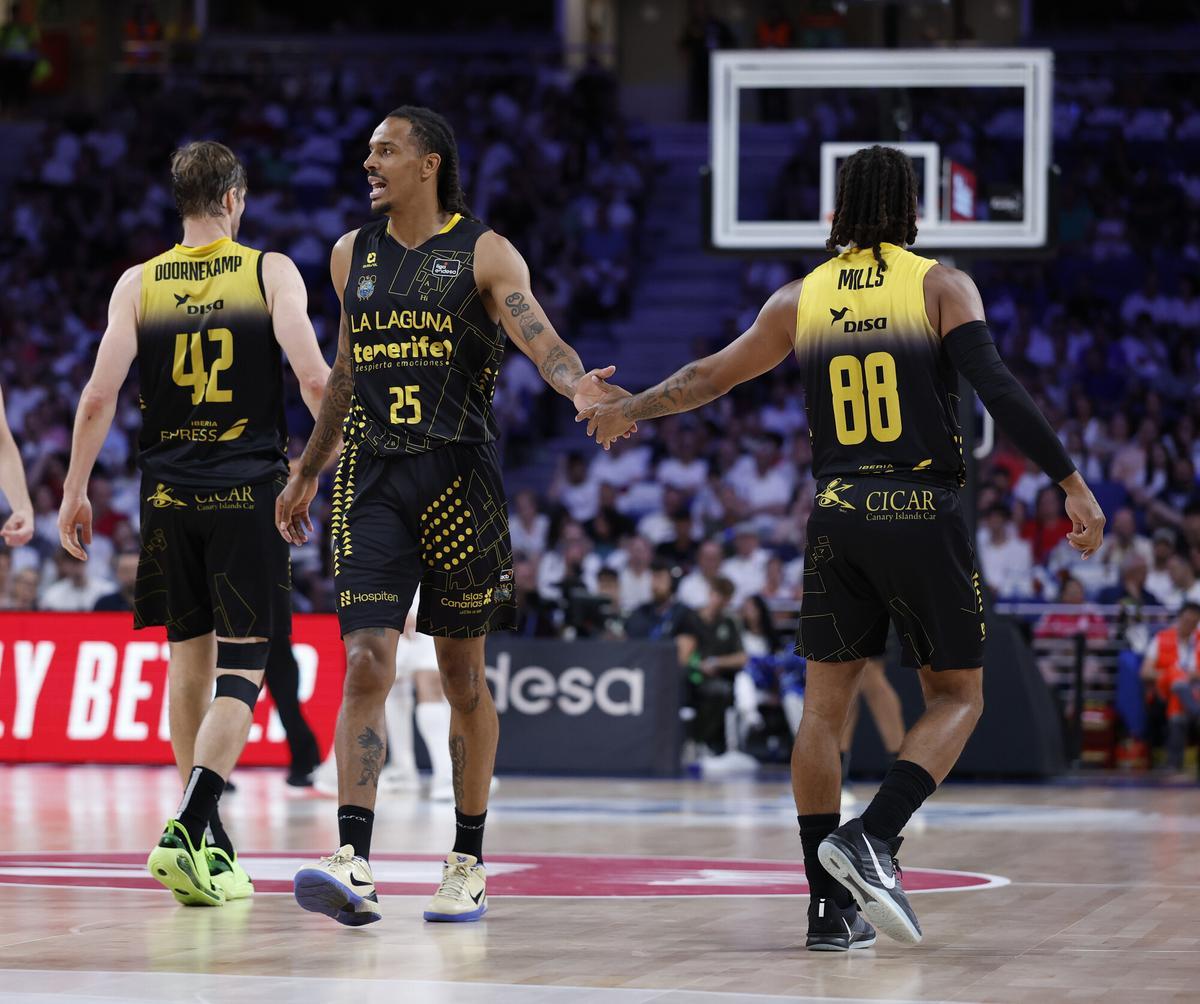 Kevin Yebo choca la mano con Patty Mills durante el partido.