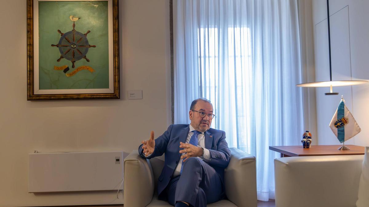 O reitor da Universidade de Santiago, Antonio López