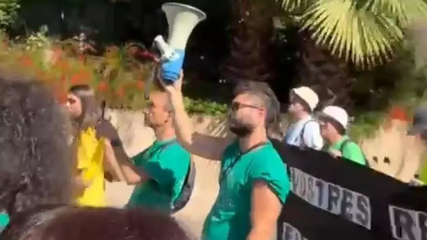 Protesta de docentes en Alicante: los profesores de la playa de San Juan siguen manifestándose