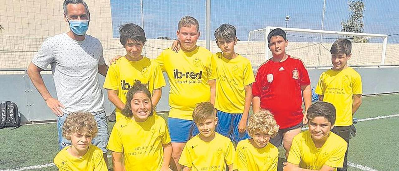 Carlos Vicens visitó al fútbol base de Cala d’Or.