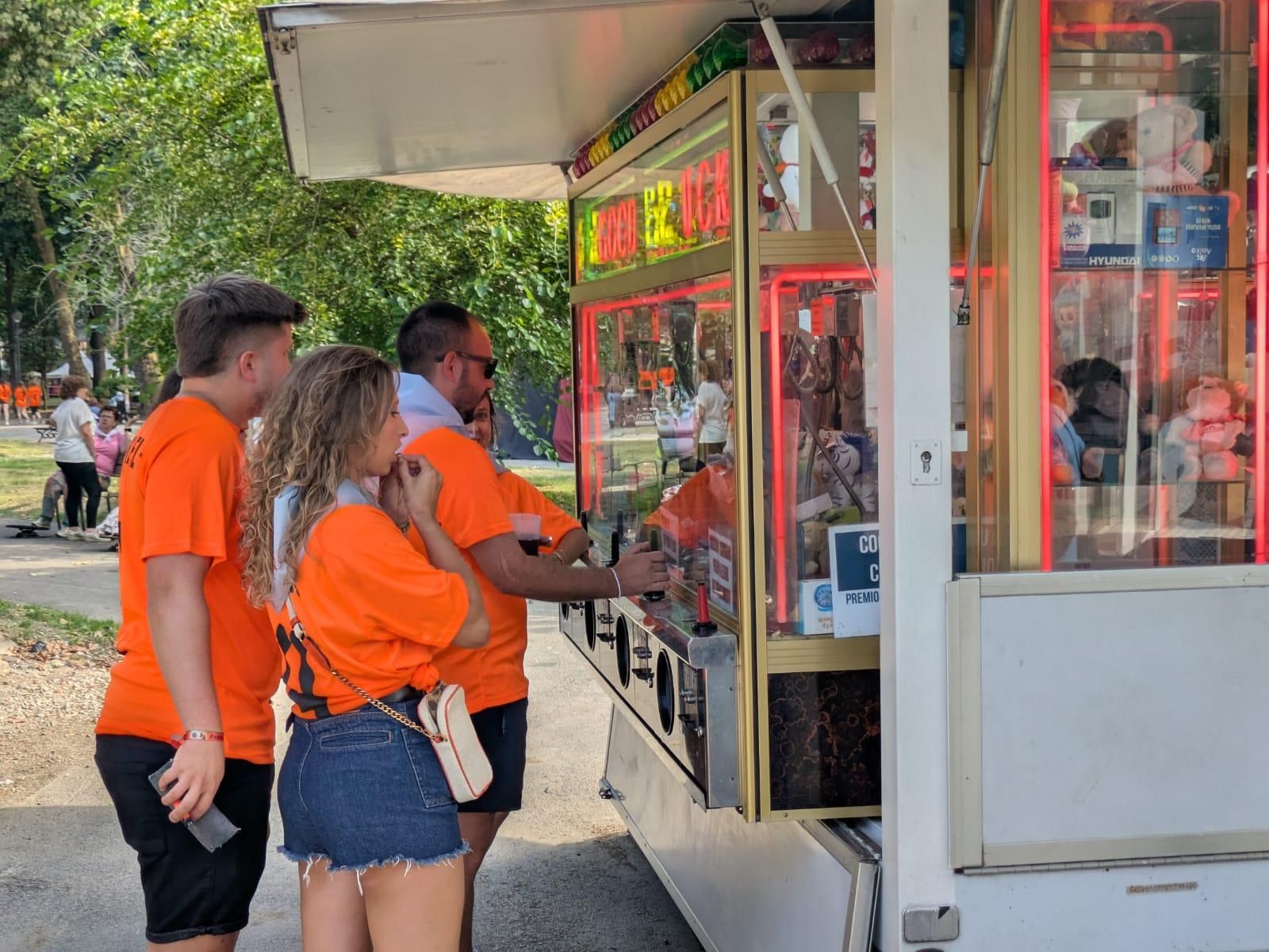 Jira y reparto del bollo en las fiestas de Santiago en Sama de Langreo
