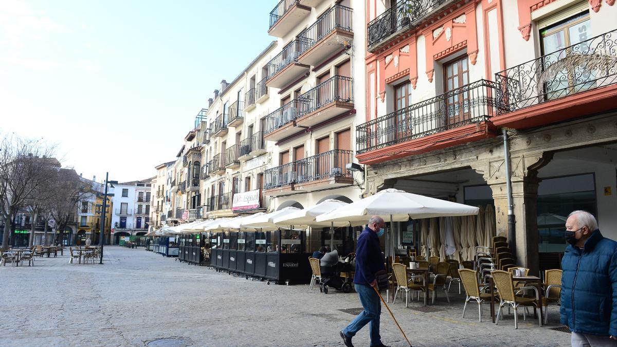 Hilera de terrazas junto a los soportales de la plaza Mayor de Plasencia.