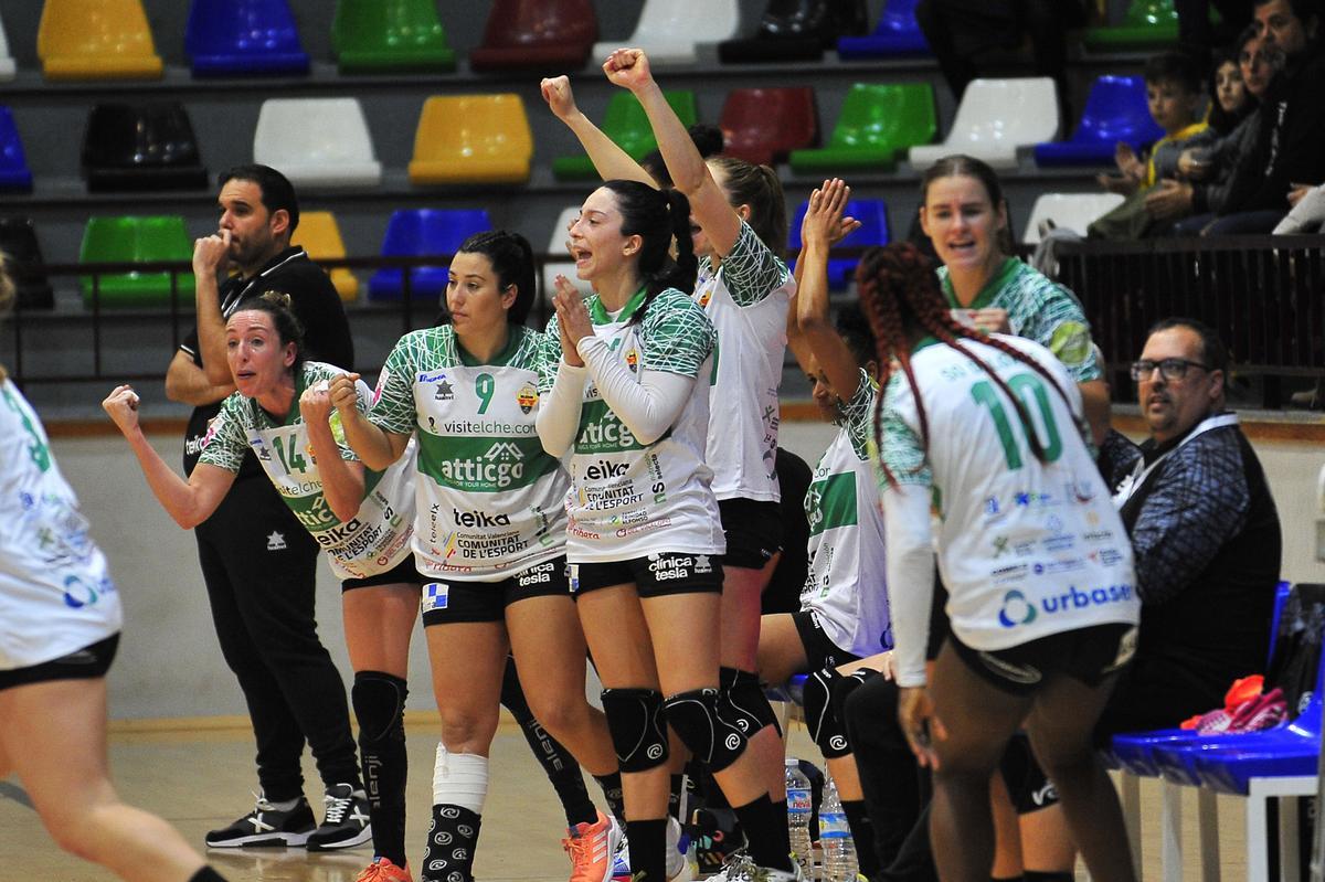 Jugadoras del Atticgo Elche y, al fondo, el entrenador