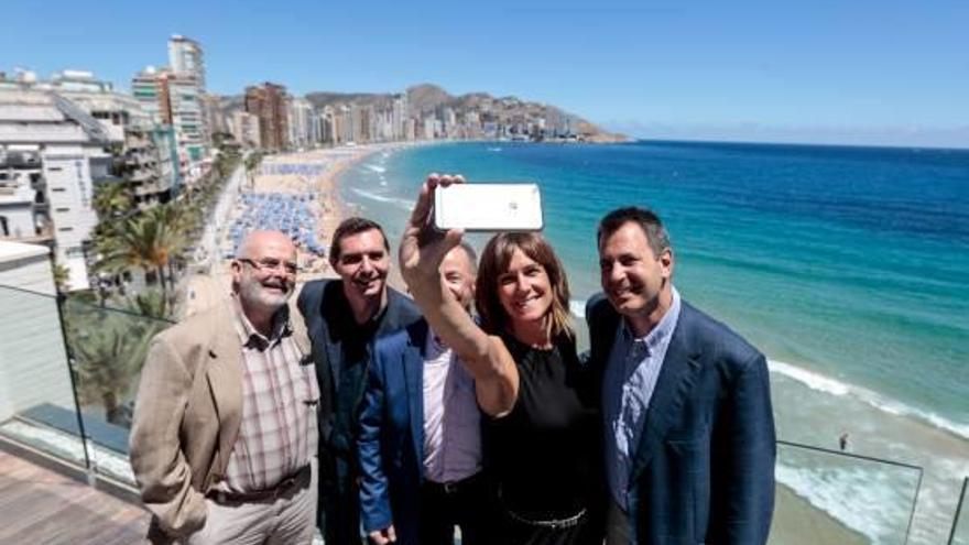 Los cinco ponentes se hacen un «selfie» con la playa de Levante de fondo.