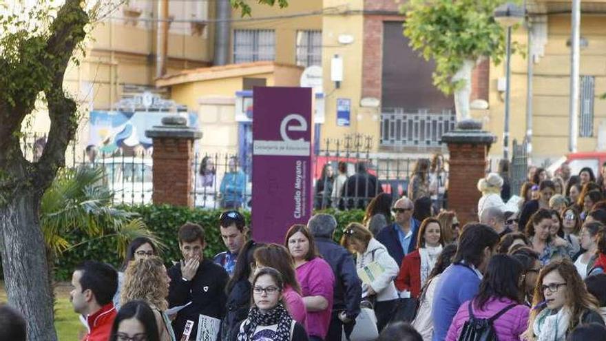 Aspirantes a las oposiciones de maestro, antes del examen.