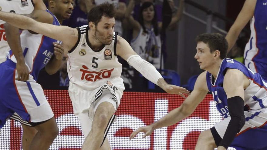 Rudy Fernández defiende al base del Efes Janning.