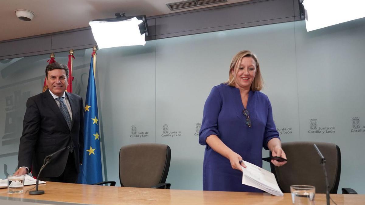 El consejero de Economía, Fernández Carriedo, junto a la consejera de Familia, Isabel Blanco, ayer, antes de comenzar la rueda de prensa en Valladolid. | R. Cacho - Ical