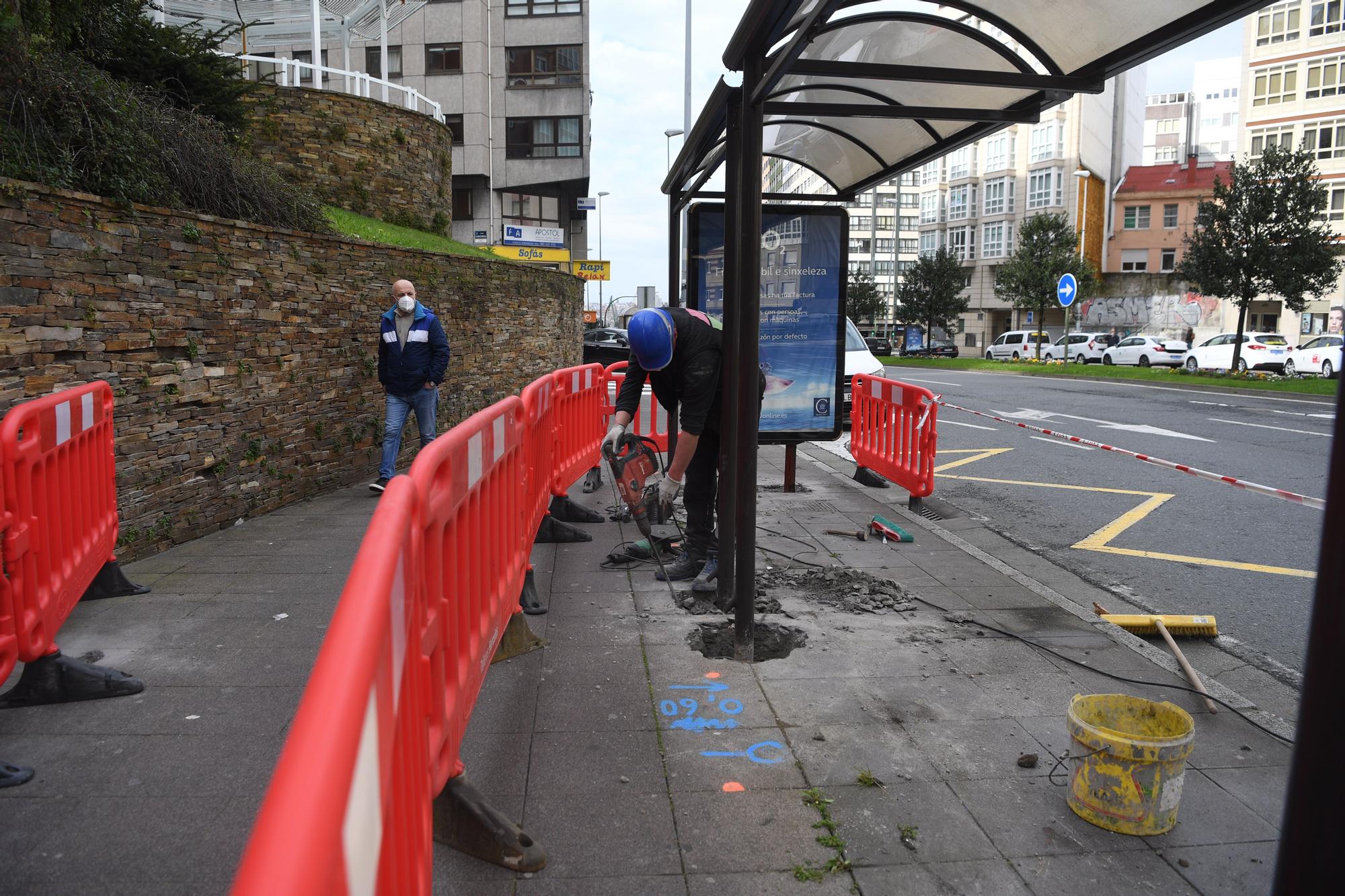 Arrancan las obras para instalar un ascensor en Os Castros