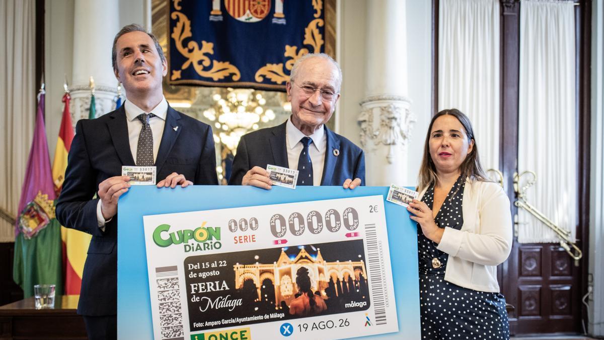 Presentación del cupón dedicado a la Feria. En la imagen, el director de la ONCE en Málaga, Marcelo Rosado; el alcalde de Málaga, Francisco de la Torre; y la vicepresidenta del Consejo Territorial, Leonor Basallote
