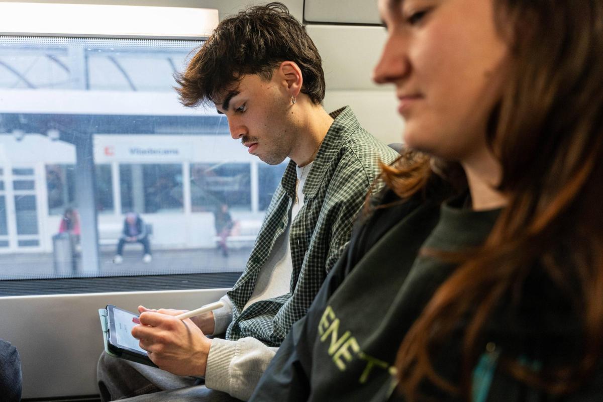 Los universitarios de la UAB que viven en el Baix Llobregat tardan cuatro horas en llegar y volver de clase