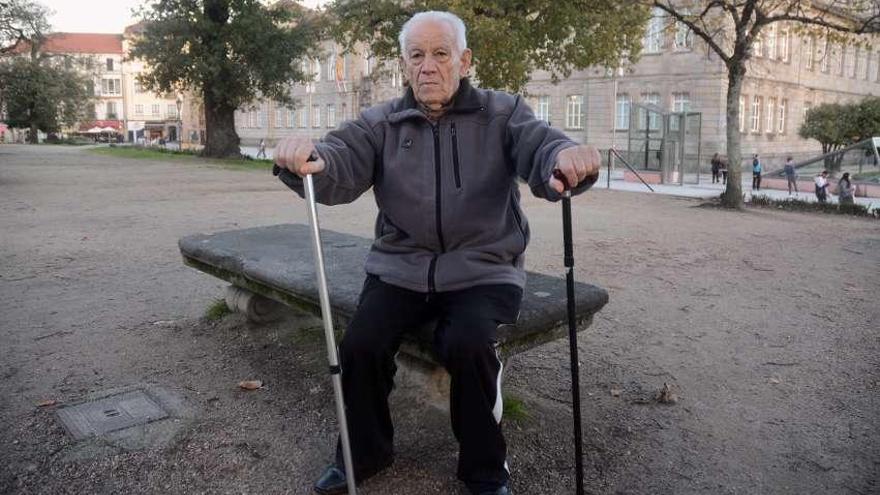 Jesús Martínez descansa en un banco de la Alameda de Pontevedra. // Rafa Vázquez