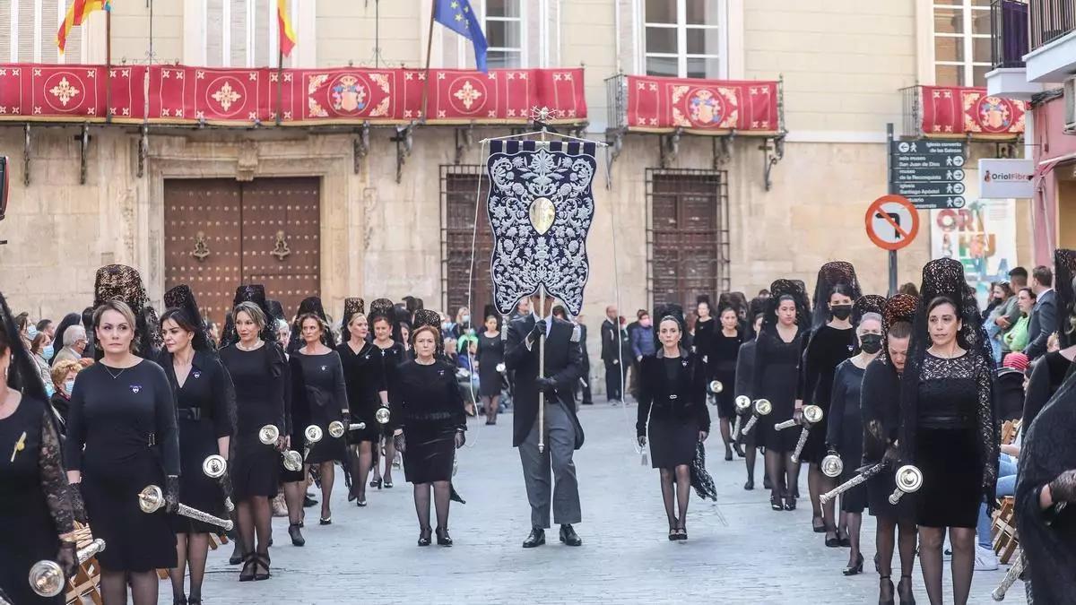Procesión de Las Mantillas en Orihuela a su paso por el Palacio del Marqués de Arneva, en el casco histórico