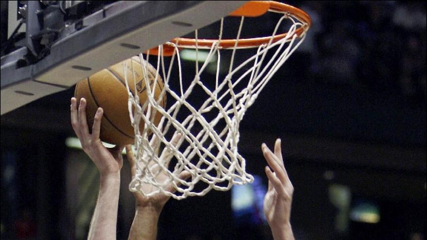 LeBron James toca el cielo de la NBA