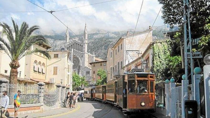 Die Straßenbahn von Sóller fährt durch die Stadt direkt zum Hafen ans Meer.