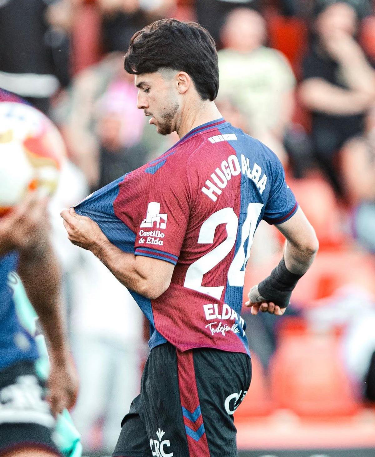Hugo Alba se señala el escudo del Deportivo, el pasado domingo.
