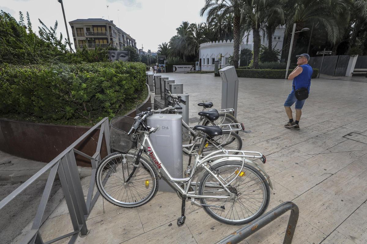 Estación de aparcamiento de bicicletas en el Parque Municipal de Elche