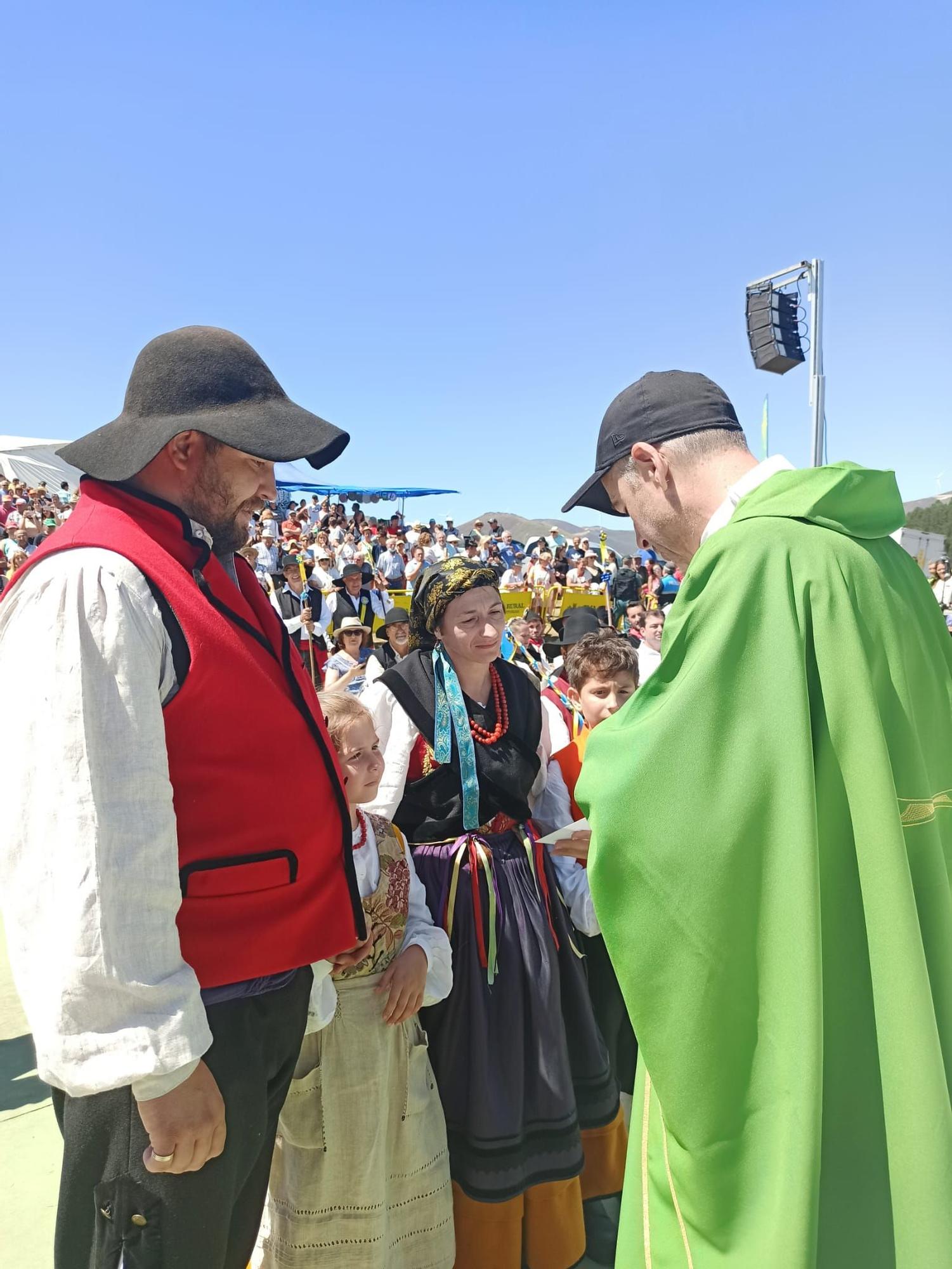 En imágenes: Así ha sido la histórica boda vaqueira en Aristébano con la presencia de Adrián Barbón