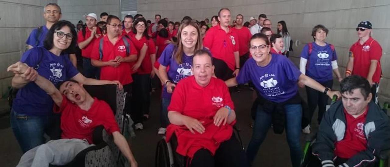 Usuarios del CO La Costera con monitores y voluntarios en la clausura de las ligas en València.