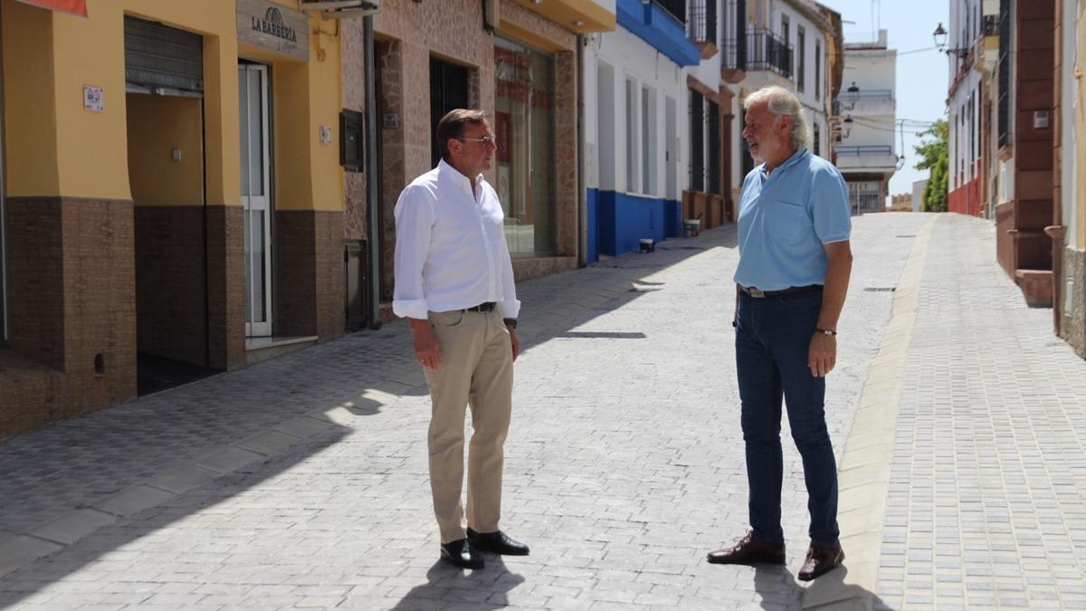 Paco Palomares y Jenaro Garrido visitan la calle Tafur, tras las obras