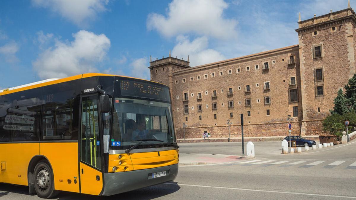 Bus del servicio metropolitano a su paso por el Puig