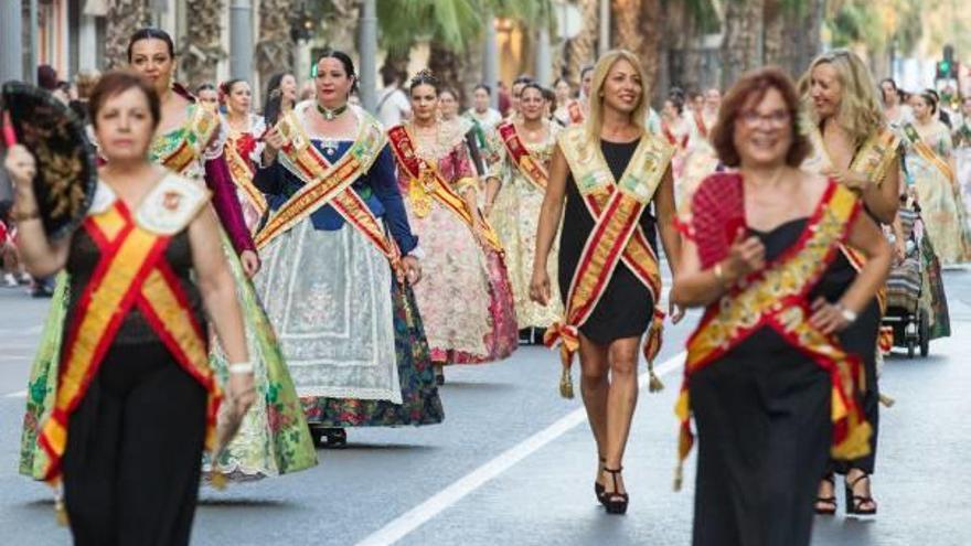 Belleas del Foc y damas de la historia desfilaron anoche con sus bandas.