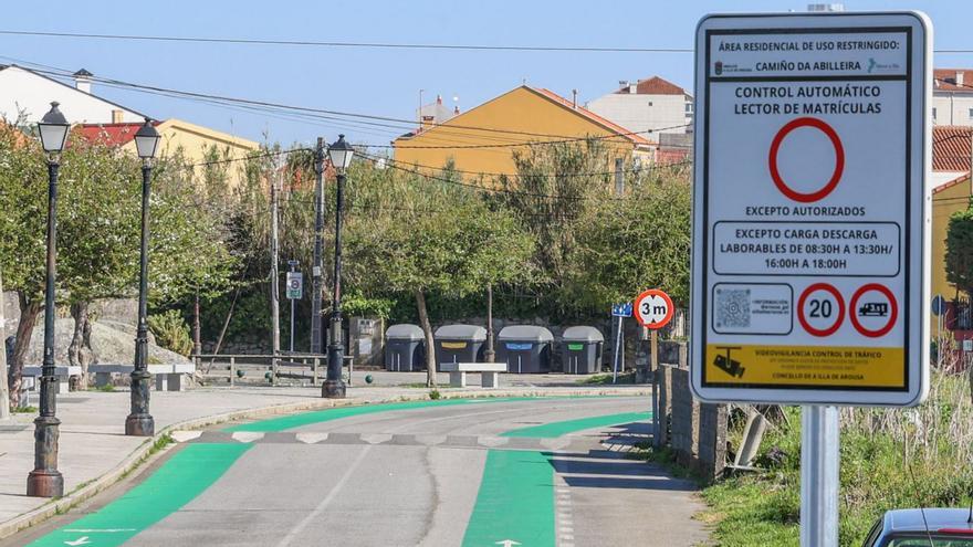 Una de la señales colocadas esta semana en la zona residencial como paso previo. | Iñaki Abella