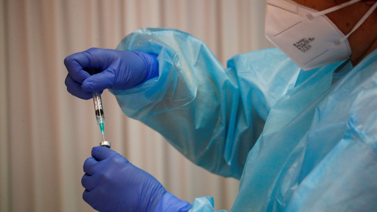 Una trabajadora sanitaria prepara una dosis de la vacuna contra el covid