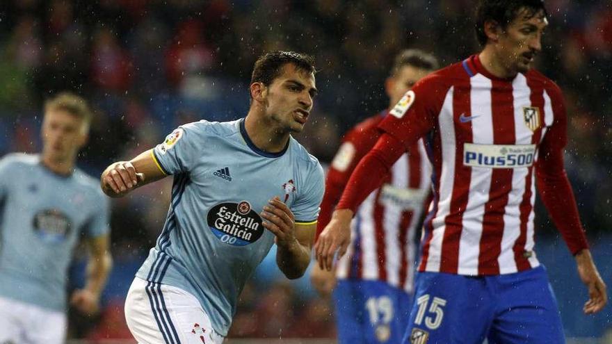 Jonny Castro se dispone a buscar un balón ante el rojiblanco Savic durante el choque disputado anoche en el Vicente Calderón. // LOF