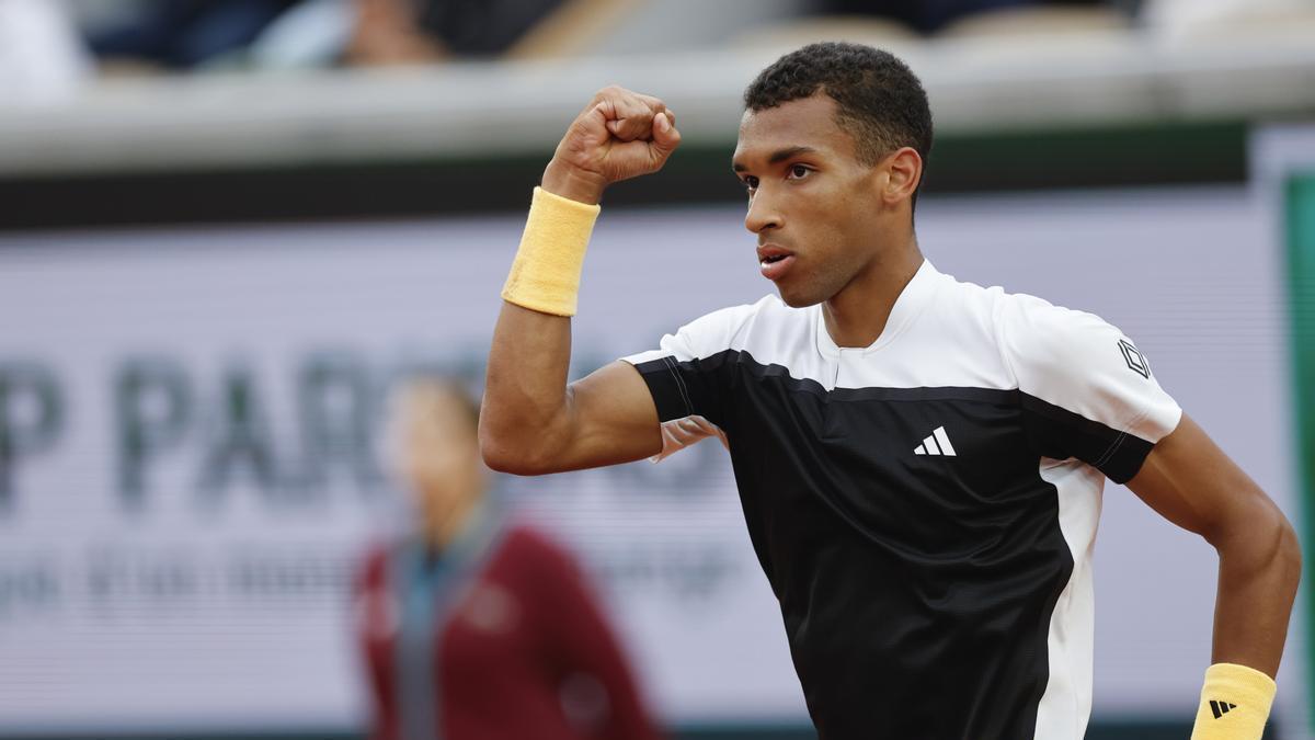 Canada's Felix Auger-Aliassime celebrates winning his third round match of the French Open tennis tournament against Ben Shelton of the U.S. at the Roland Garros stadium in Paris, Saturday, June 1, 2024. (AP Photo/Jean-Francois Badias)