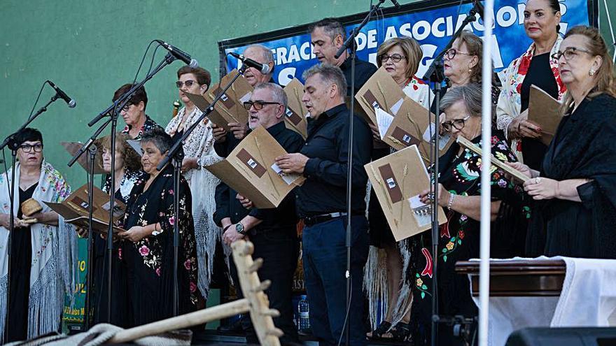 Actuación de los anfitriones, Muben, de Benegiles. | José Luis Fernández