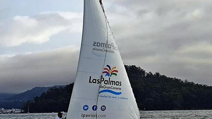 El bote de Vela latina, navegando en la ría de Pontevedra. | | LP/DLP