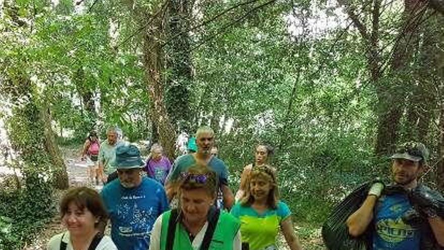 Miembros de la Asociación Vaipolorío y voluntarios en las limpiezas del Gafos. // FdV