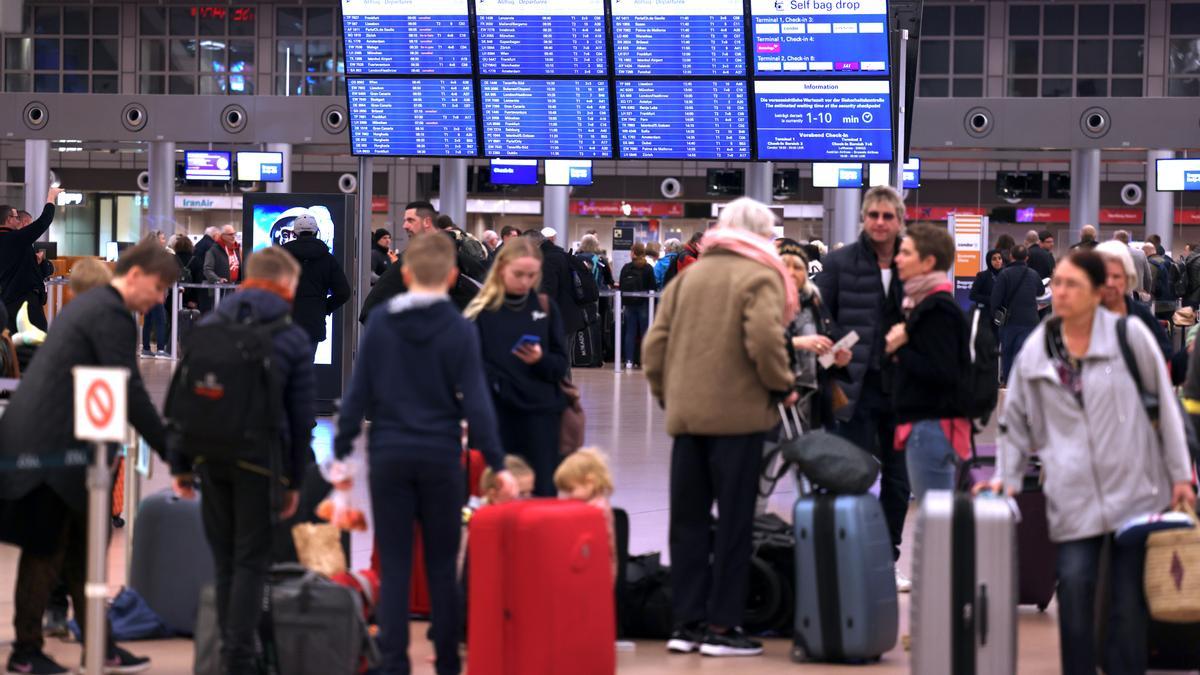 Passagiere am Flughafen Hamburg.
