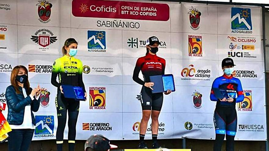 Lois (izqda.), en el podio femenino del Open XCO.