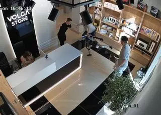 La verdad detrás del vídeo viral de un robot que ataca a patadas a un cliente: ni IA descontrolada ni rebelión de las máquinas