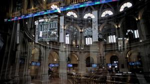 Archivo - Valores del Ibex 35 en el Palacio de la Bolsa de Madrid, a 6 de septiembre de 2021, en Madrid (España).