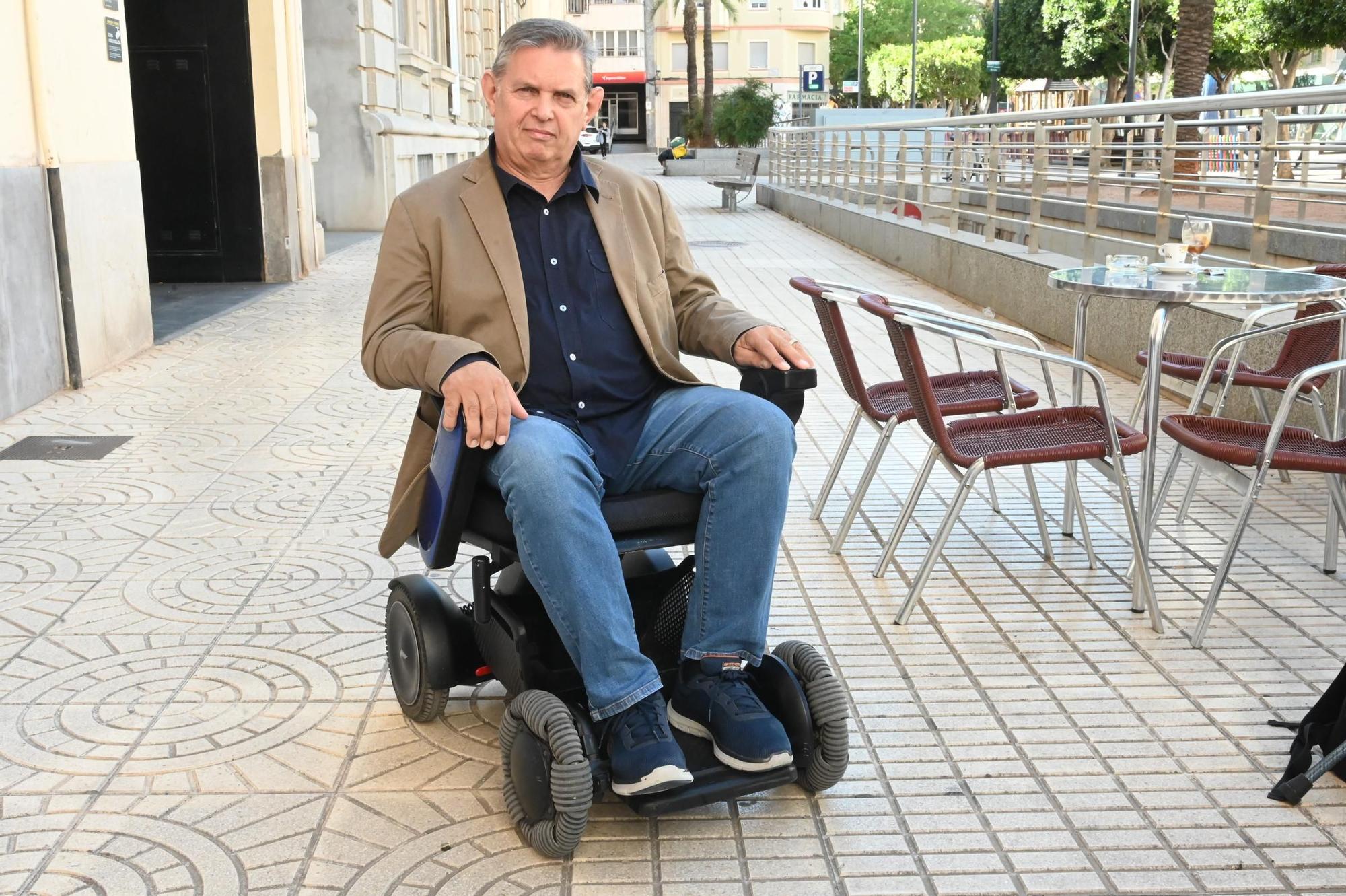 Santiago Ochando es padre de família, aficionado a la fotografía,  dedica tiempo a la escritura y vive con párkinson.