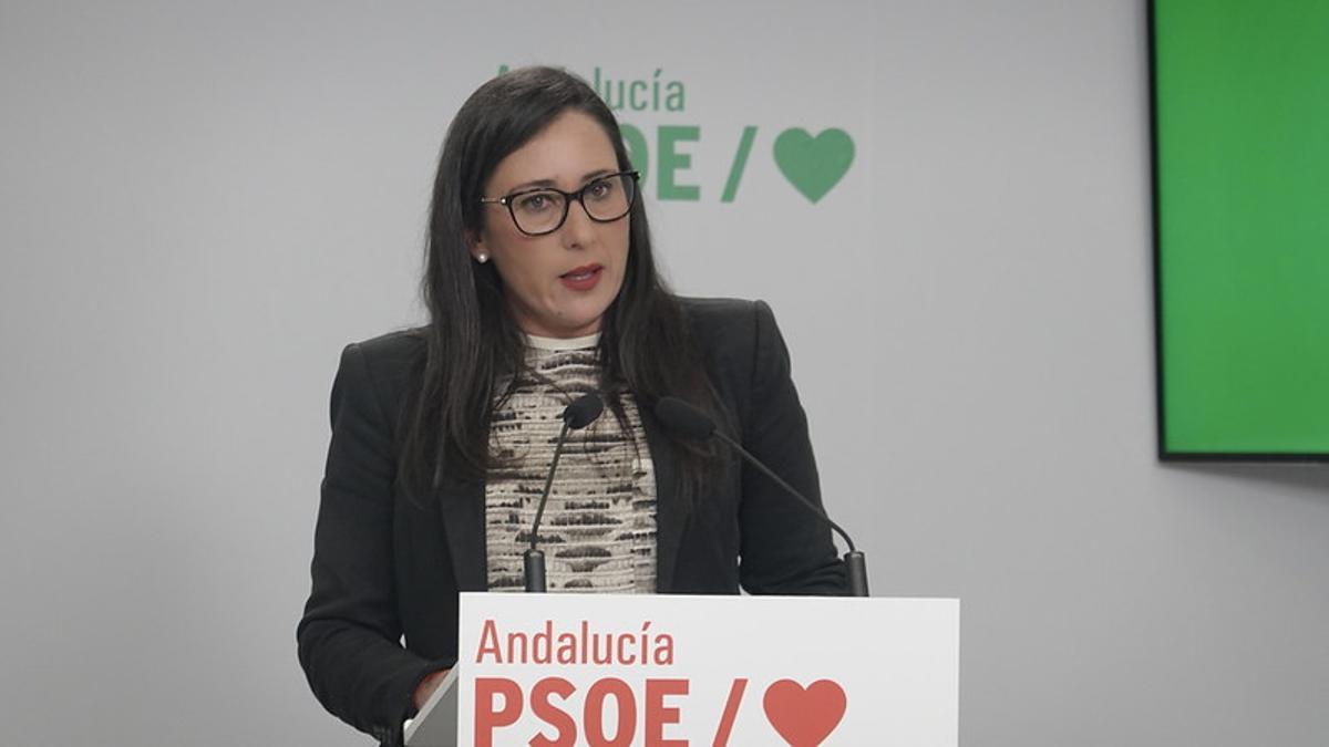 Rocío Arrabal atiende a los medios de comunicación en una rueda de prensa.