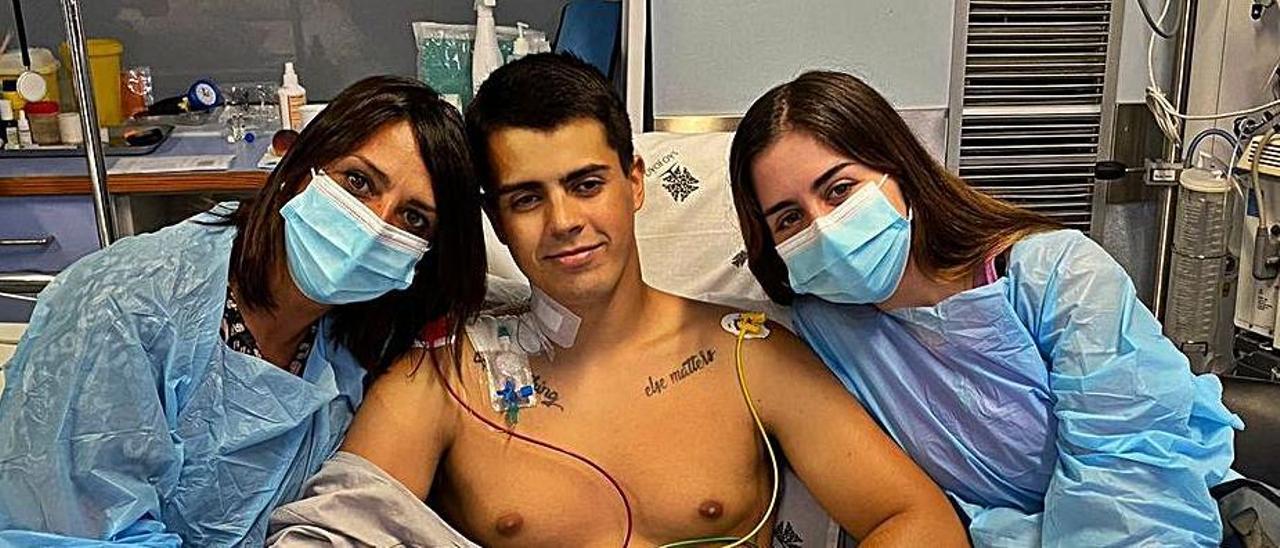 Álvaro Santalla, con su madre y su novia en el hospital.