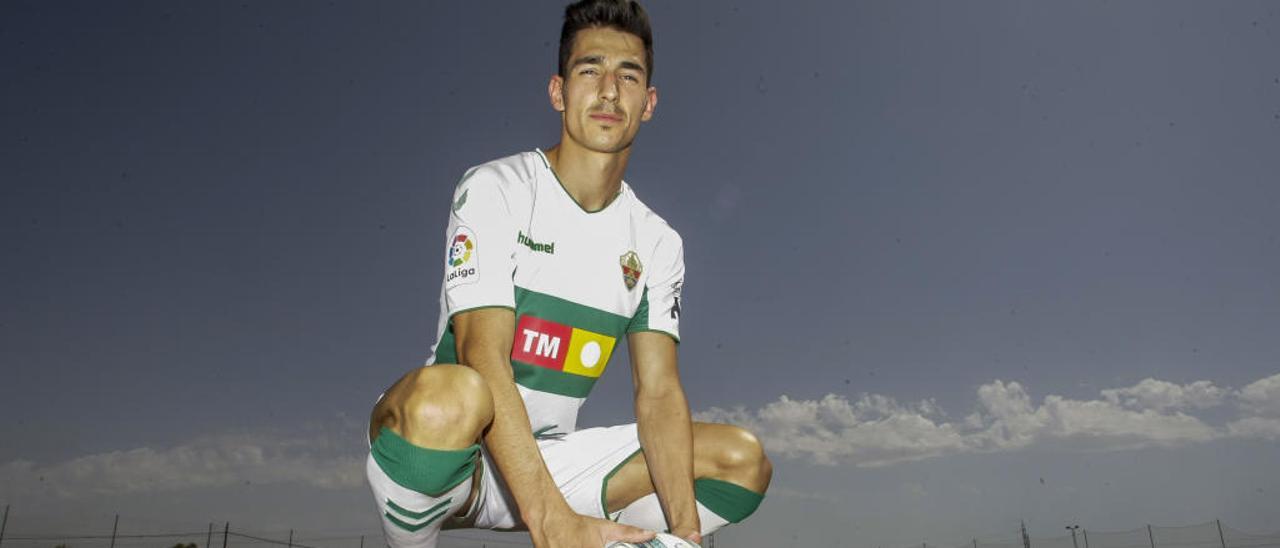 Pere Milla posa durante su presentación como jugador del Elche.