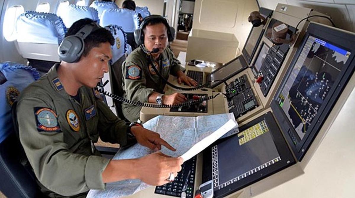 Foto d’arxiu: Dos membres de l’Indonesian Navy’s Tactical Commanding Operator (TACCO) en la seva recerca de l’AirAsia QZ 8501 desaparegut el 28 de desembre del 2014.