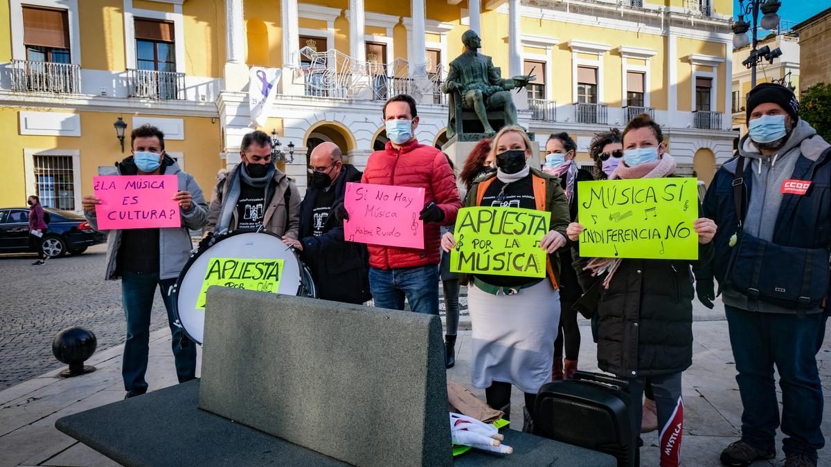 Profesores de las Escuelas Municipales de Música de Badajoz, ayer, frente al edificio consistorial.