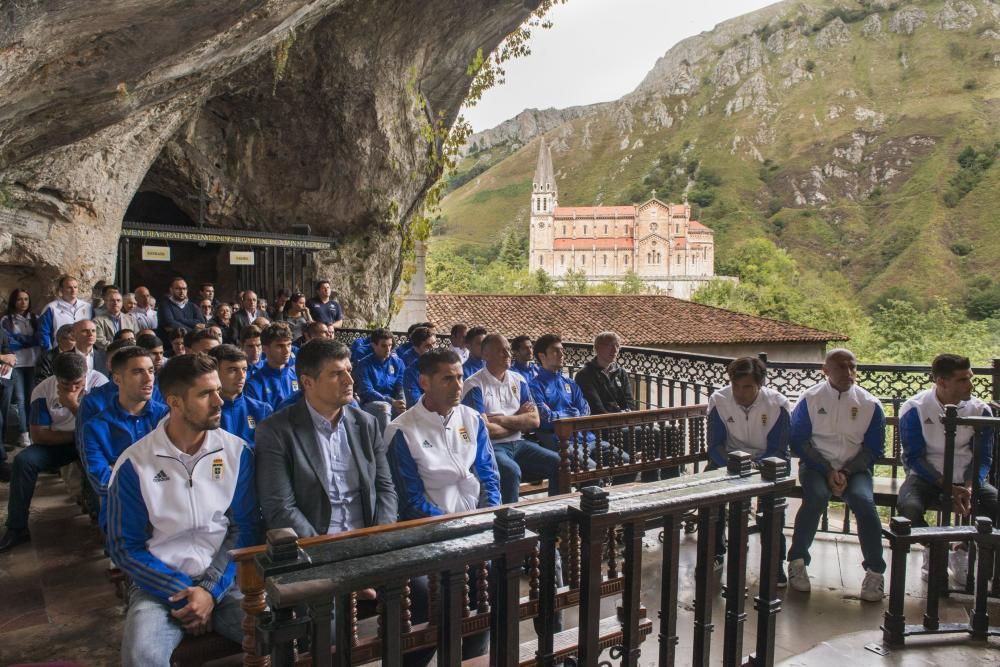 El Real Oviedo realiza la ofrenda floral a la Virgen de Covadonga