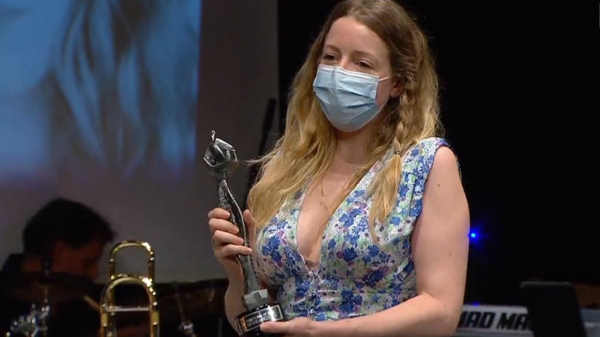 Pilar Palomero recogiendo uno de los premios para 'Las niñas'.
