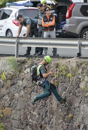 23/05/2018 BUEN LUGAR, FIRGAS. Especialistas en escaladas de la Guardia Civil se han trasladado desde Tenerife para la busqueda de los restos oseos en el cauce del barranco de Buen Lugar. FOTO: J. PÉREZ CURBELO  | 23/05/2018 | Fotógrafo: José Pérez Curbelo