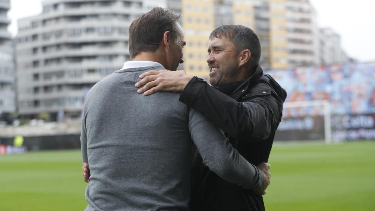 Coudet y Lopetegui se saludan antes del comienzo del partido en Balaídos.