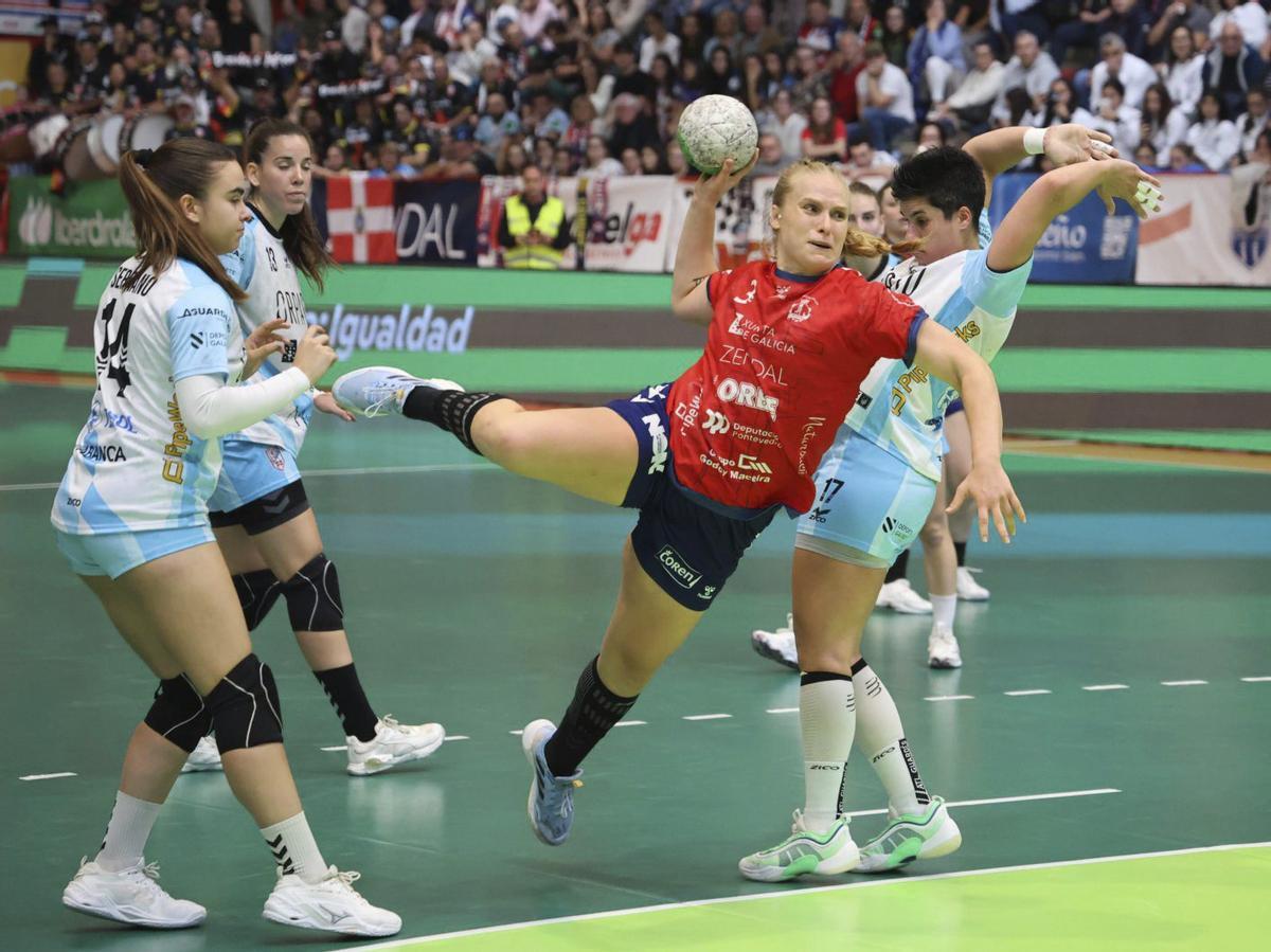 Zhukova lanza durante el partido de la primera vuelta. | ALBA VILLAR