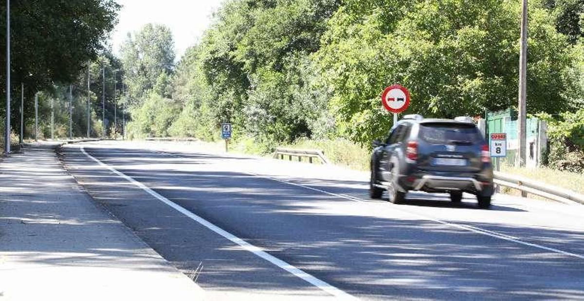 El tramo de la OU-540 entre Bentraces y Loiro, en Barbadás, registra decenas de accidentes con animales en los últimos años. // J. Regal