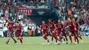 Los jugadores del Liverpool celebran el triunfo en la tanda de penaltis.