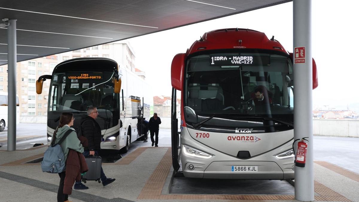 Dos autocares de Monbus y Auto Res en la estación intermodal de Urzáiz, en Vigo